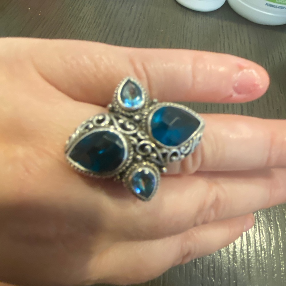 Size 8 blue topaz Sterling silver ring amazing ring and great quality!